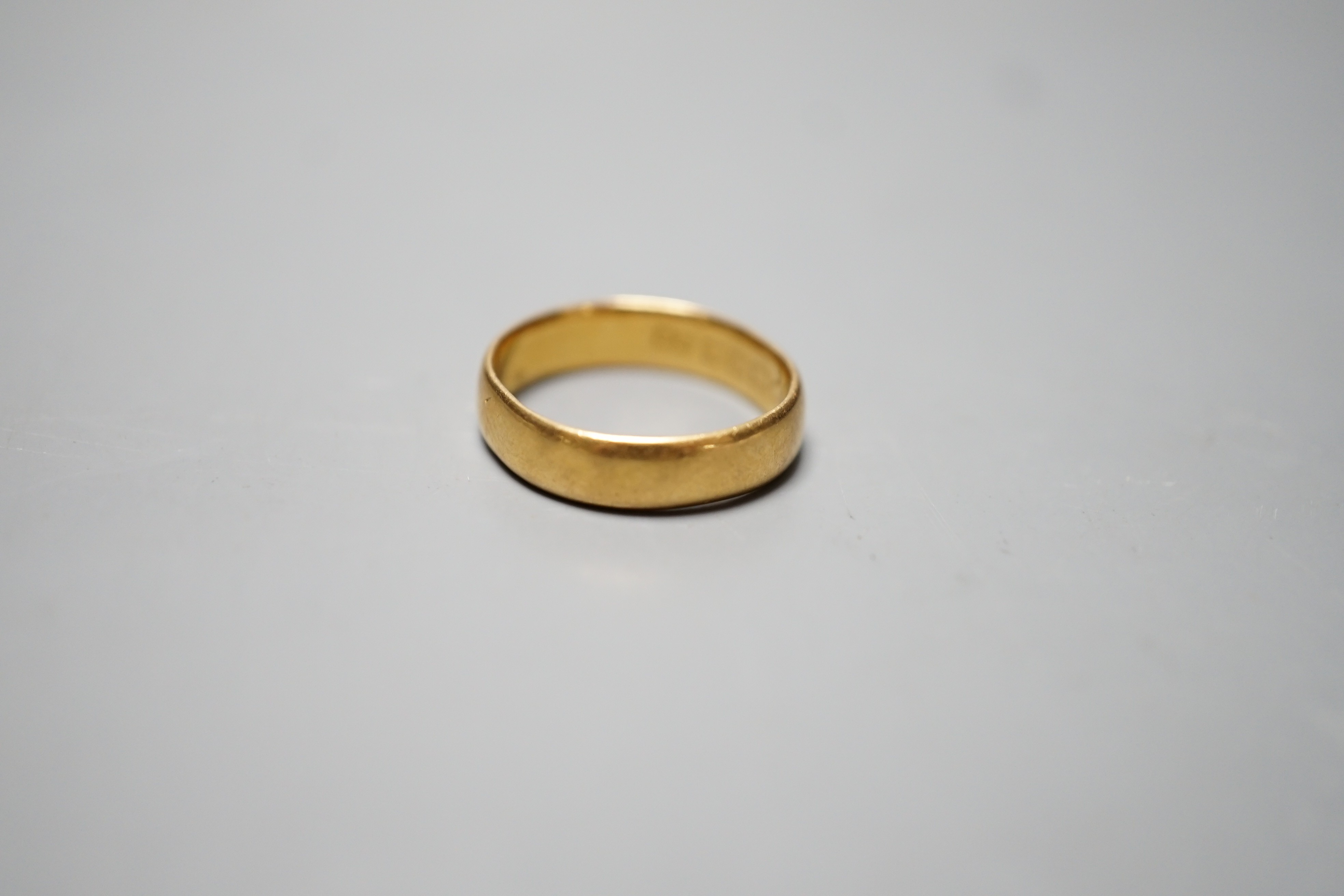 A George V 22ct gold wedding band, London, 1911, size L, 4.7 grams.